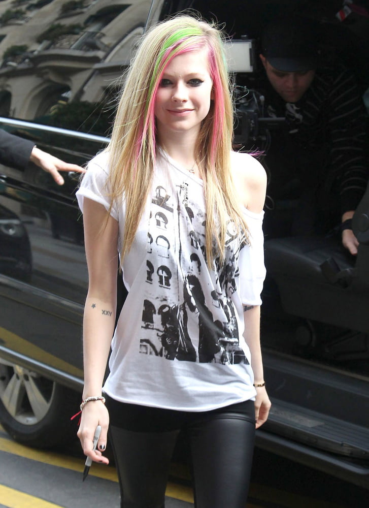 Avril Lavigne è la tua ragazza nev
 #98260613