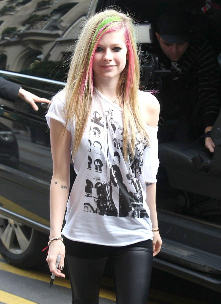 Avril lavigne ist ihre nev Freundin
 #98260613