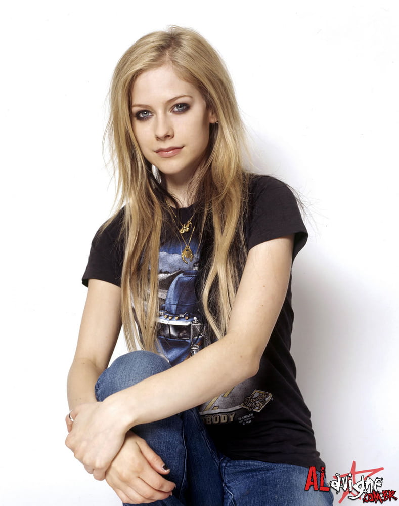 Avril Lavigne è la tua ragazza nev
 #98260631