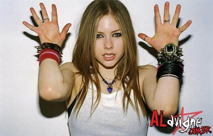 Avril Lavigne è la tua ragazza nev
 #98260701