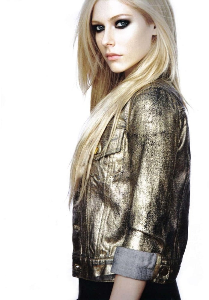 Avril Lavigne è la tua ragazza nev
 #98260894