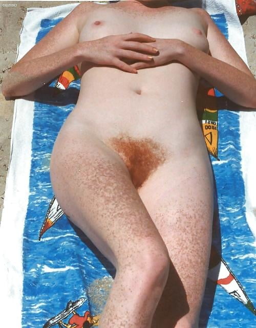 毛深いアソコを持つ女性
 #106145401