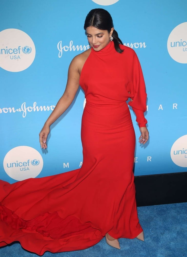 Priyanka chopra sexy indiano celeb a unicef snowflake ball
 #105497074