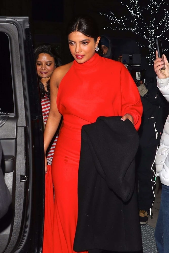 Priyanka chopra sexy indisch celeb bei unicef snowflake ball
 #105497093