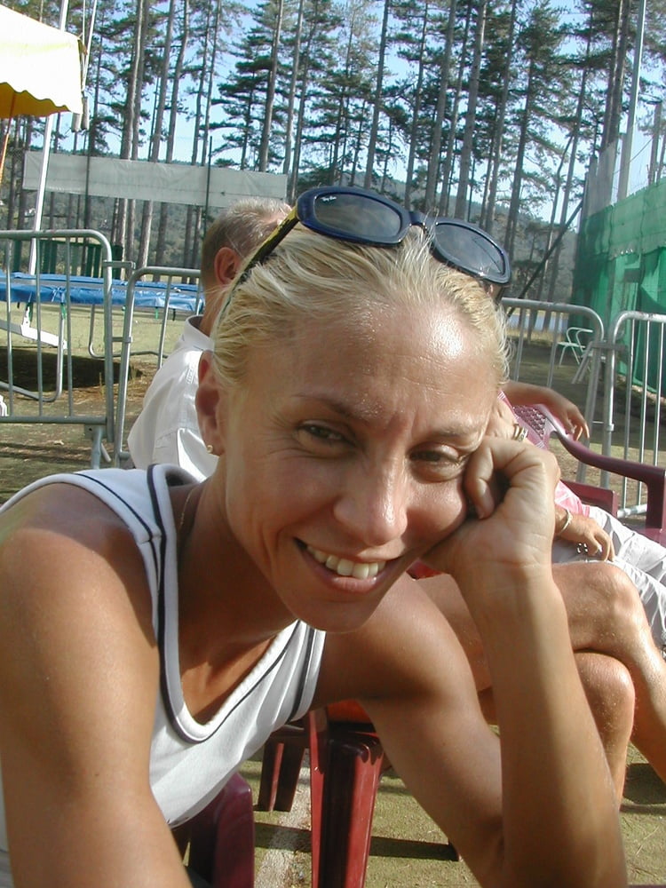Milf sportive offre sa bouche et sa chatte #96252623