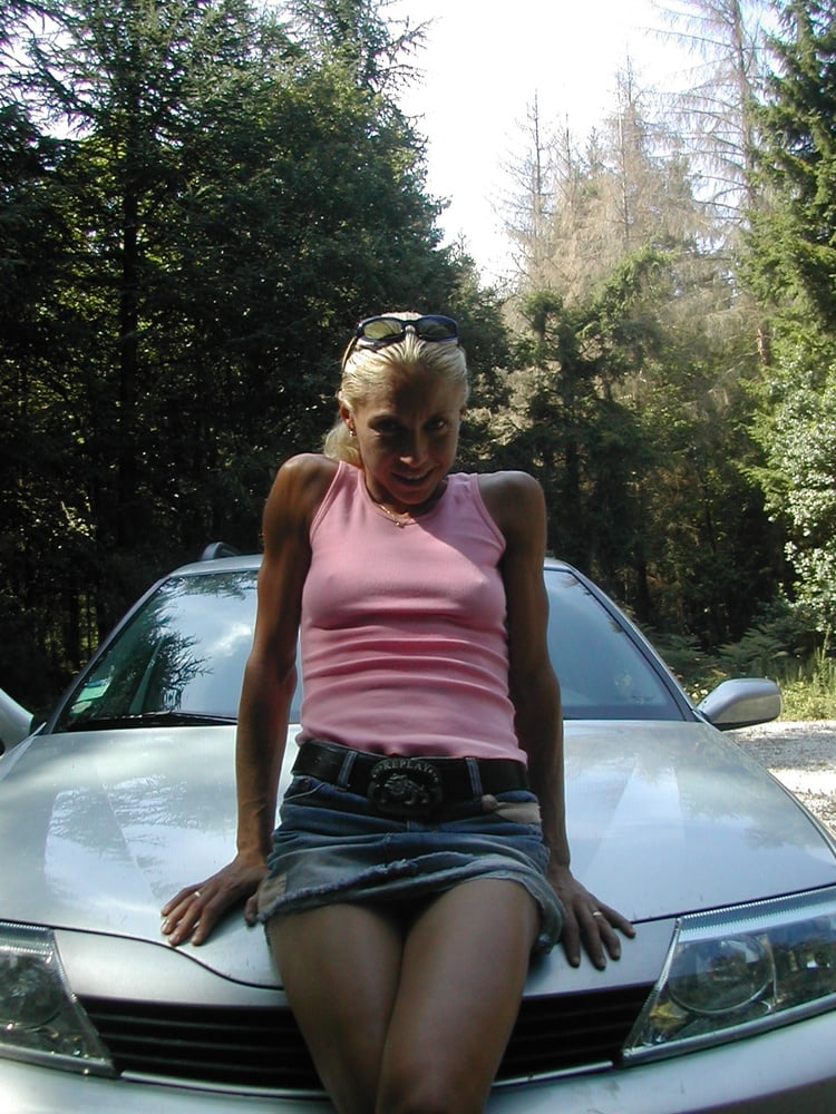Milf sportive offre sa bouche et sa chatte #96252672