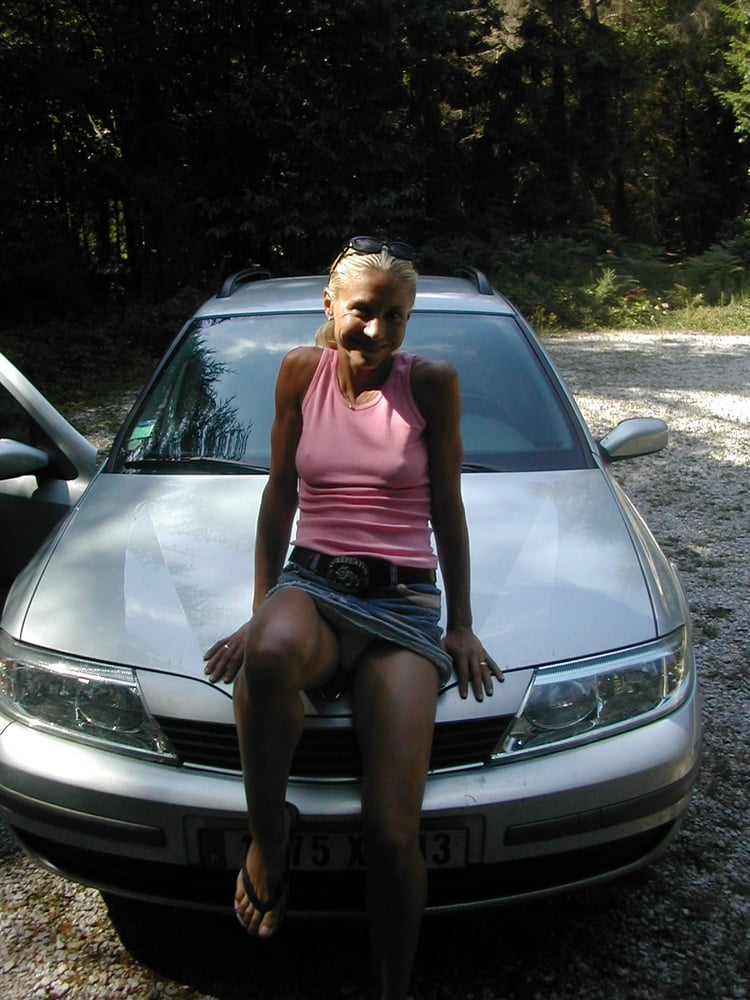 スポーツをする女性が口と手を開いている
 #96252674