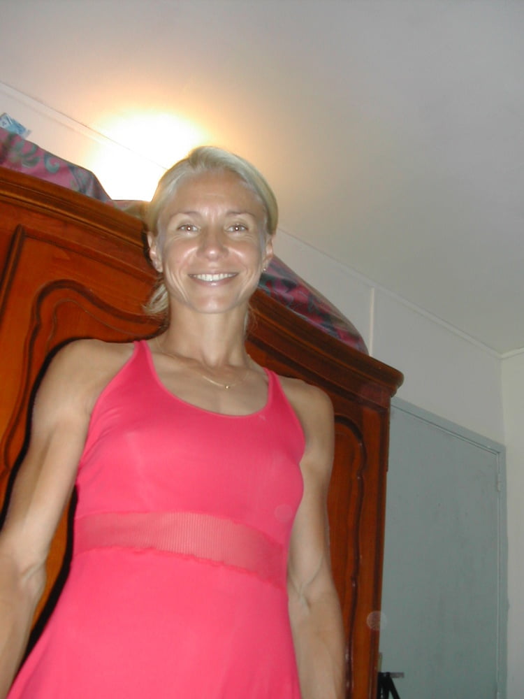 Milf sportive offre sa bouche et sa chatte #96252695