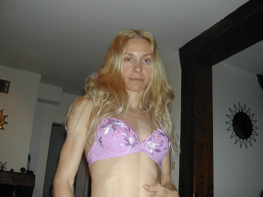 Milf sportive offre sa bouche et sa chatte #96252734