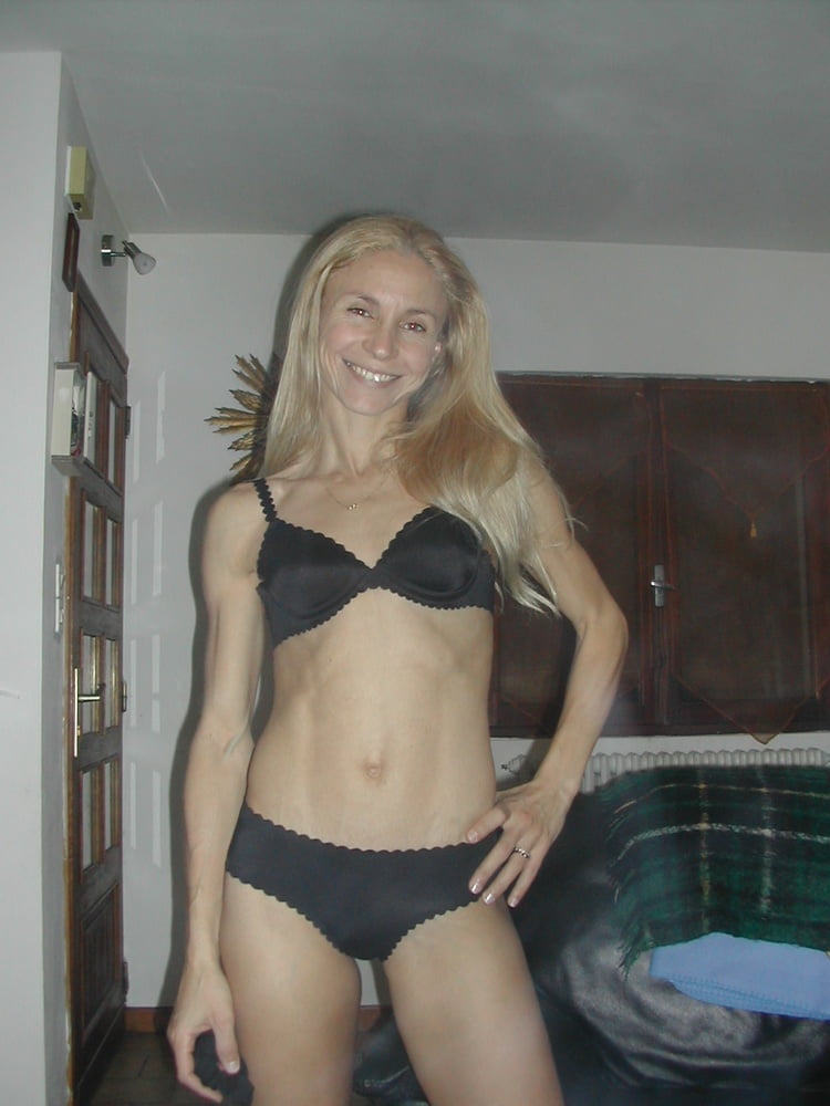 Milf sportive offre sa bouche et sa chatte #96252858
