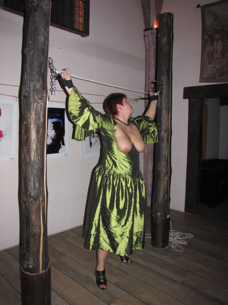 Poso en el vestido verde, sin cupless
 #91483493