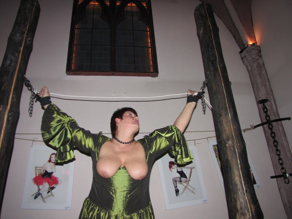 Poso en el vestido verde, sin cupless
 #91483496