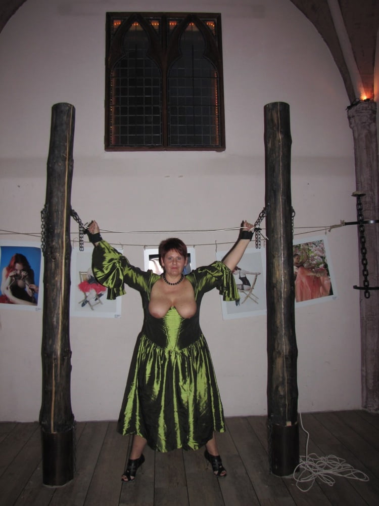 Poso en el vestido verde, sin cupless
 #91483508