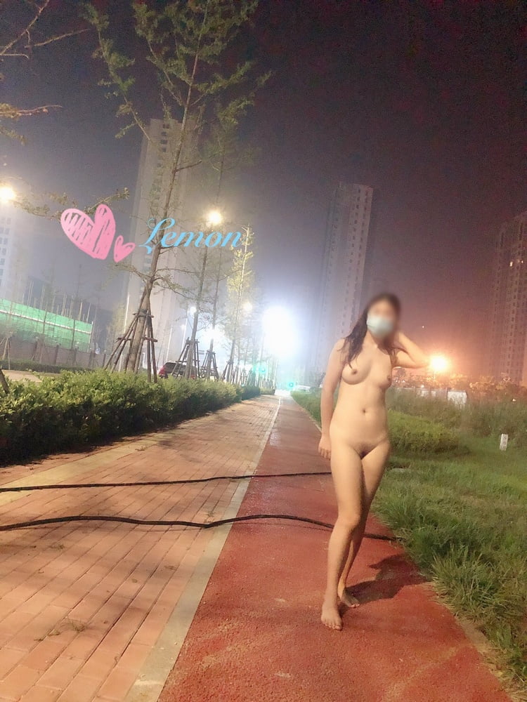 Fille chinoise nue en public
 #80083483