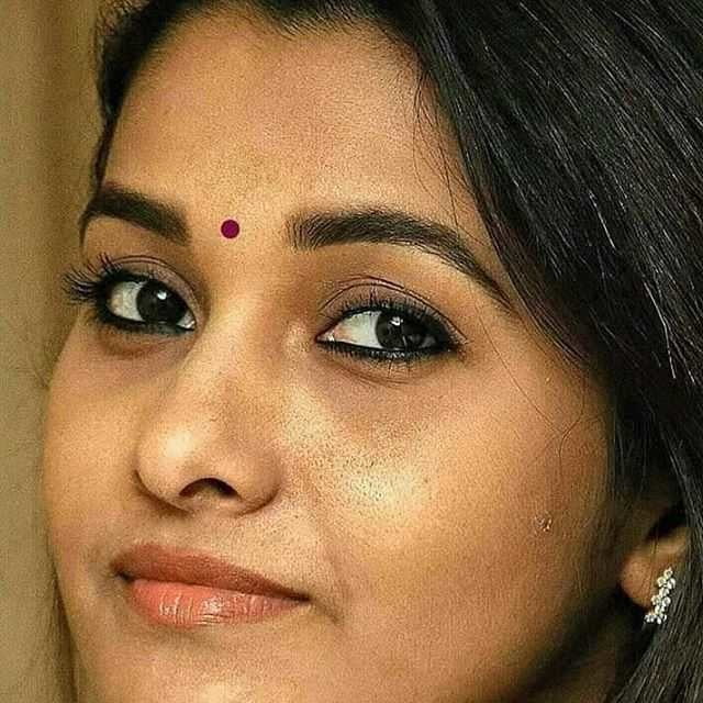 Priya bhavani shankar réservoirs de lait suivez-moi pour plus
 #89832914