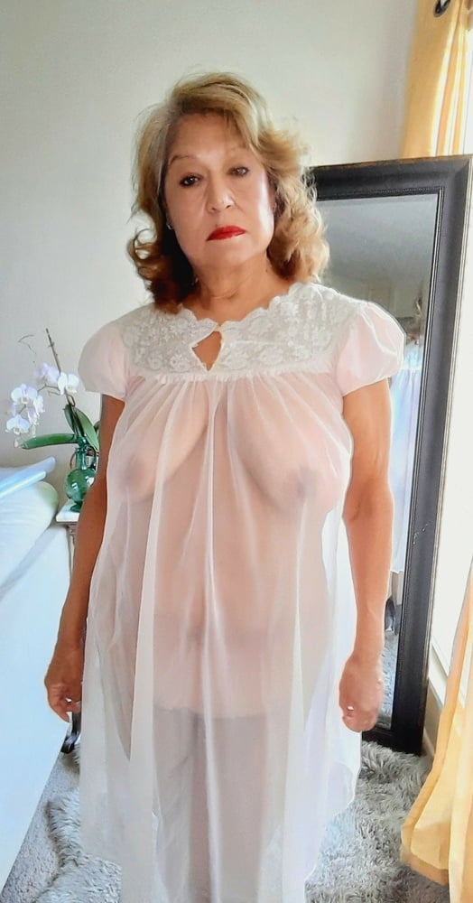 透明なナイトガウンを着た成熟したbbwの女性
 #106705219