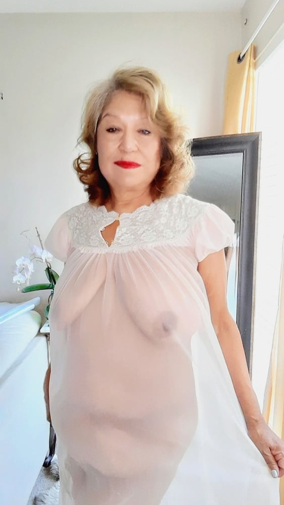 Donna matura bbw in una camicia da notte trasparente
 #106705222