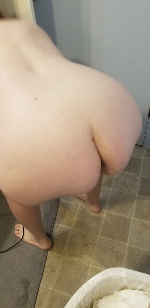 Meine sexy mormonische Frau in der Dusche
 #98033084