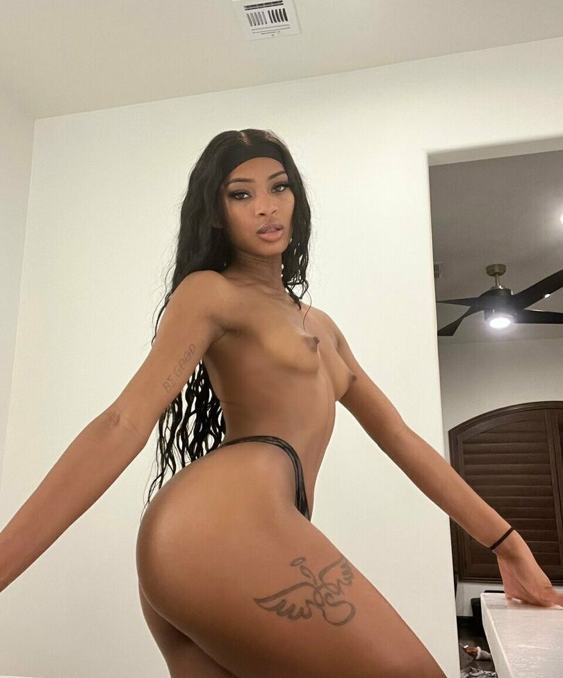 Isla Biza desnuda #108867928