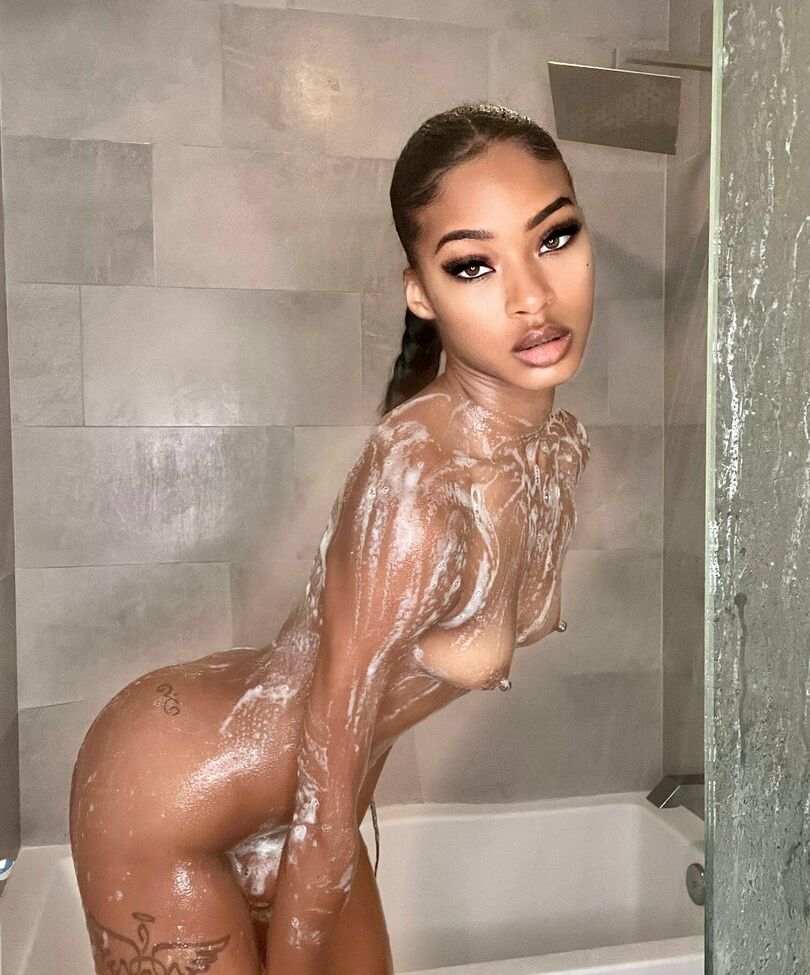 Isla Biza desnuda #108867973