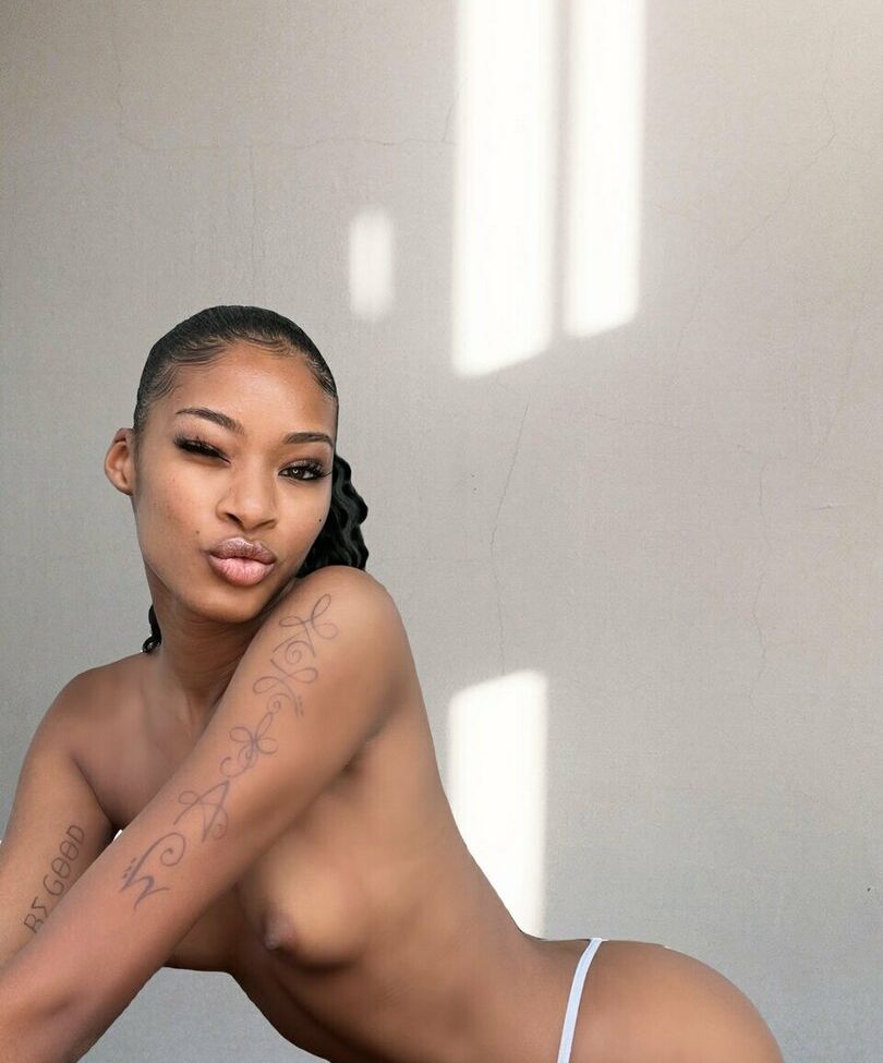 Isla Biza desnuda #108867995