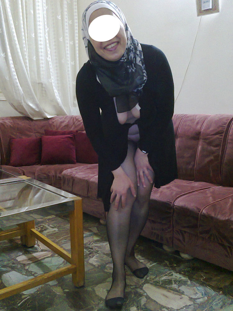 Muslimische Frau entblößt in schwarzem Gewand Nylon Füße Muschi
 #82304793