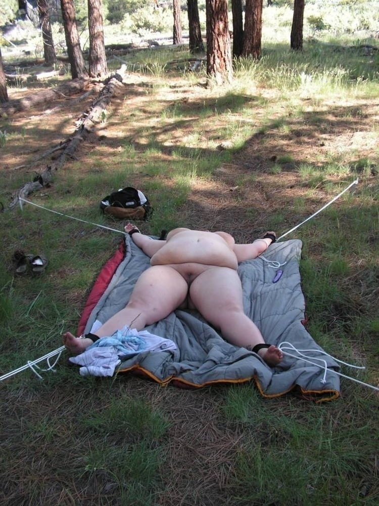 Gespreitzt Outdoor gefesselt #104653281
