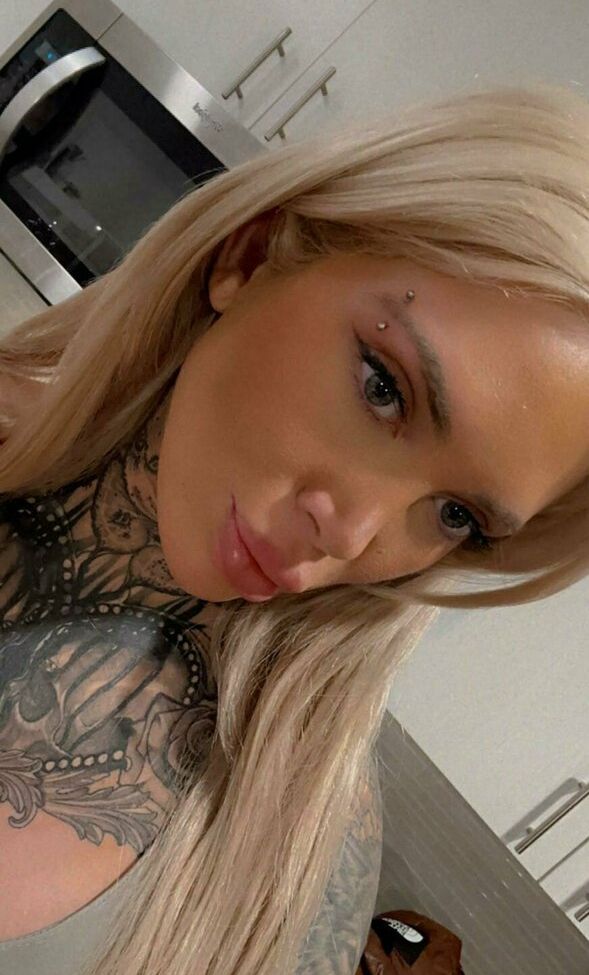 Christina Savoyy desnuda #108776831