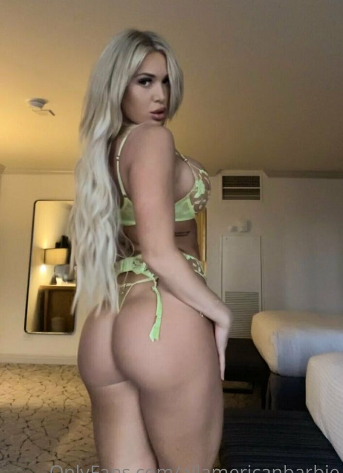 Christina Savoyy desnuda #108777032