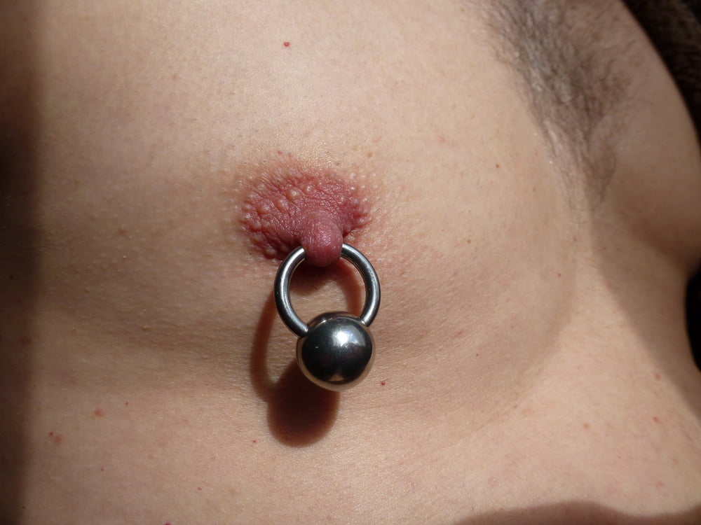 Nippelpiercing mit großer Kugel
 #97331363