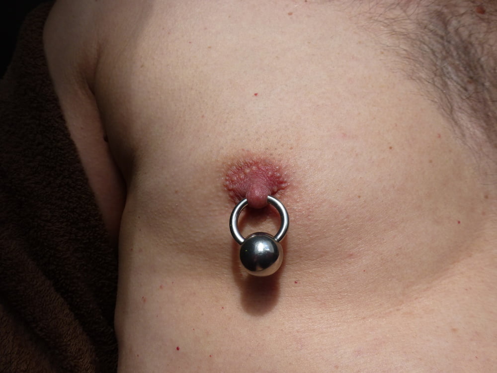 Nippelpiercing mit großer Kugel
 #97331366