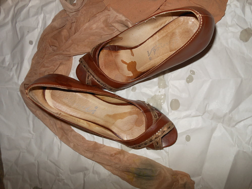 Meine Frau gut getragene Strumpfhosen und Schuhe für Wichse
 #89929182