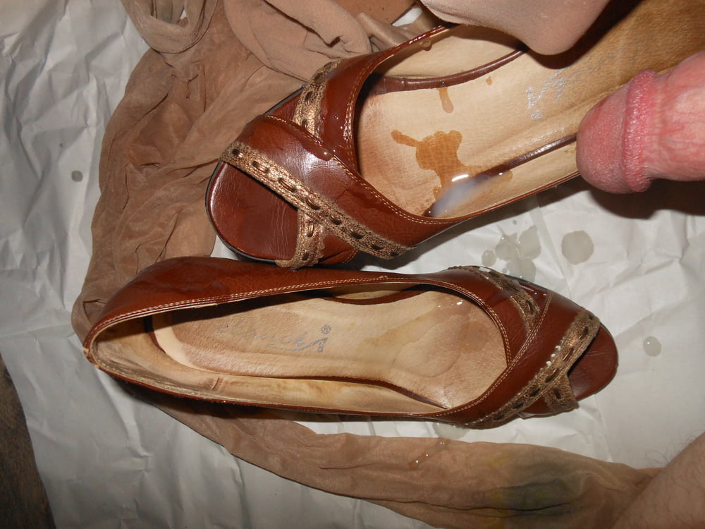 Meine Frau gut getragene Strumpfhosen und Schuhe für Wichse
 #89929186