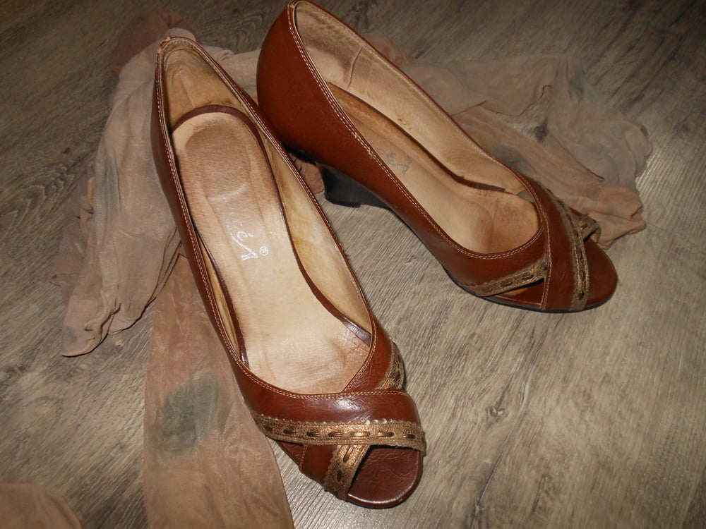 Meine Frau gut getragene Strumpfhosen und Schuhe für Wichse
 #89929196