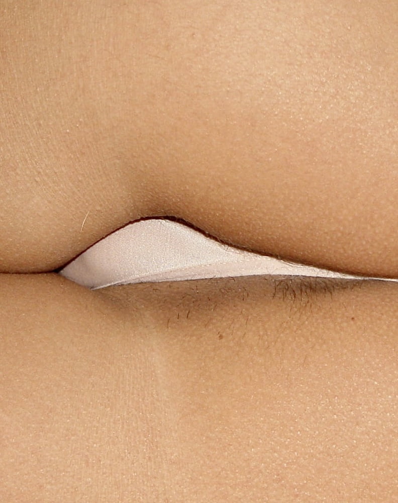 若いブルネットのセクシーな女性が完璧な乳房と肉厚のマンコを見せる
 #98519589