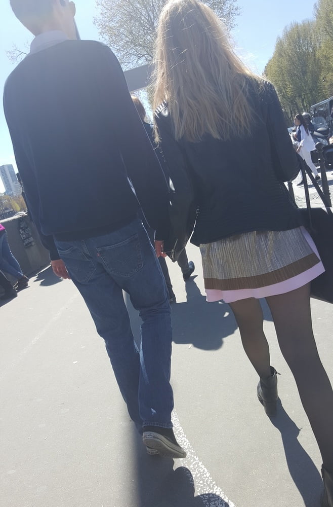 Hübsche Blondine in Strumpfhosen mit ihrem Freund
 #91714161