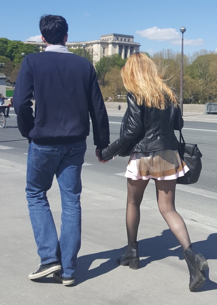 Hübsche Blondine in Strumpfhosen mit ihrem Freund
 #91714189