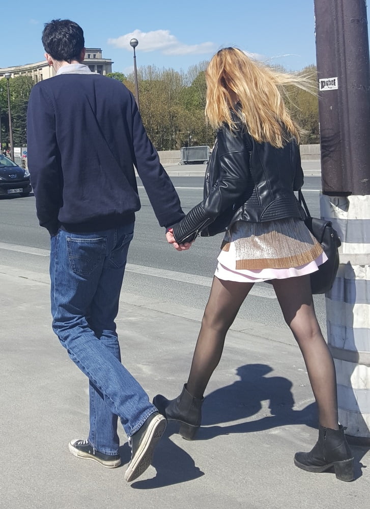 Hübsche Blondine in Strumpfhosen mit ihrem Freund
 #91714192