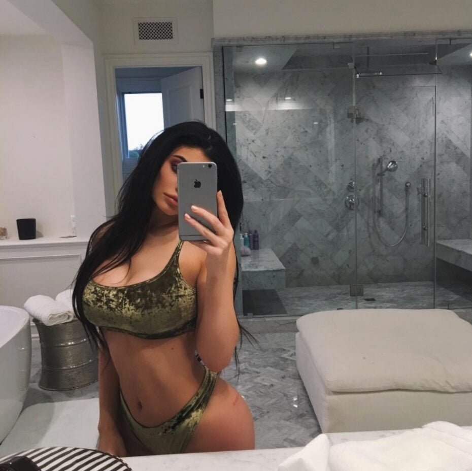 Kylie Shows Her Perfect Body #89416430