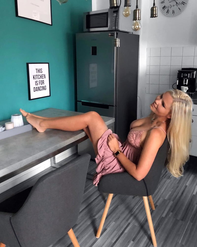 Corinna - heißes blondes deutsches Fitnessstudio-Babe - tolle Titten & Arsch
 #89289246
