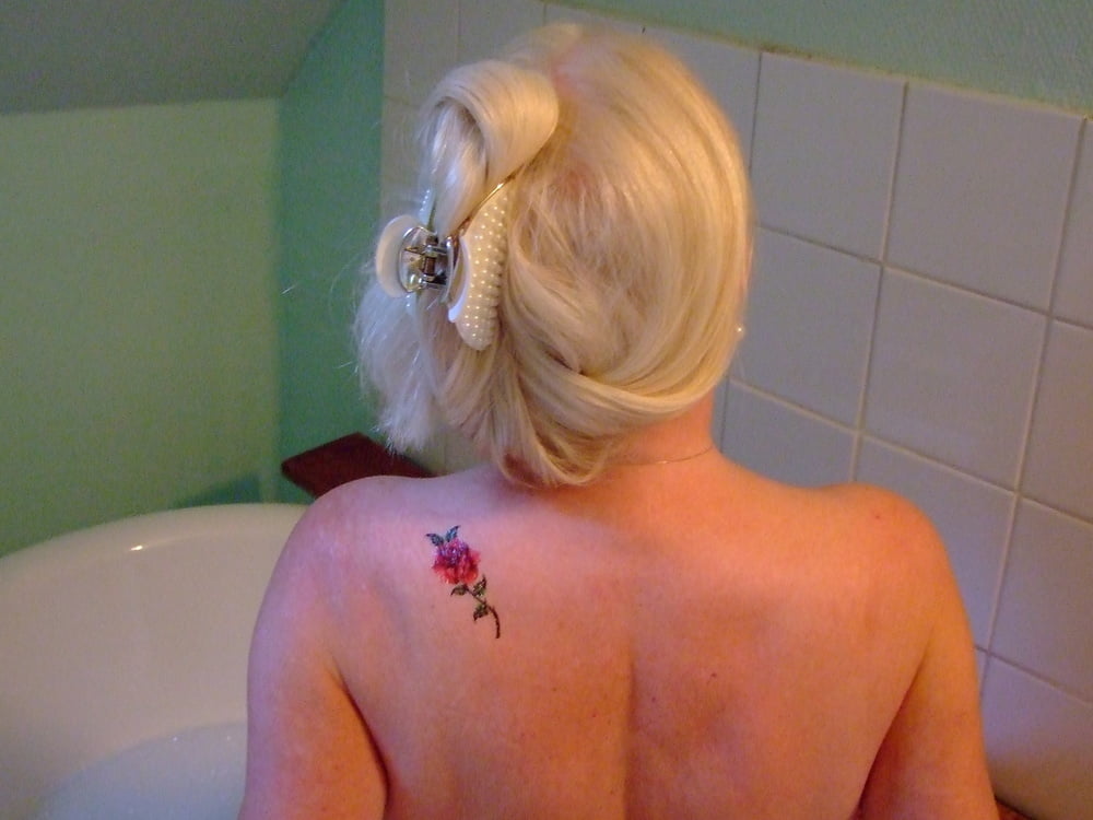 Gilf blonde prend un bain
 #94379639