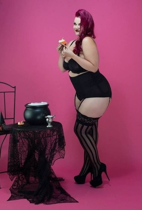 Caderas anchas de las mujeres 329
 #104976704