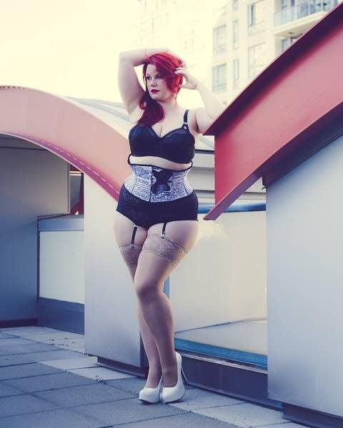 Caderas anchas de las mujeres 329
 #104976708