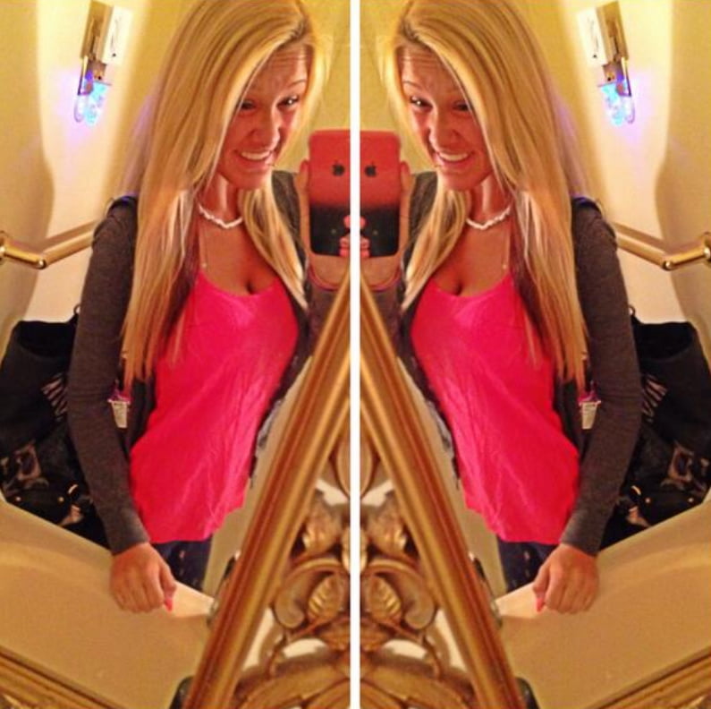 Poussin blond selfie
 #105936664
