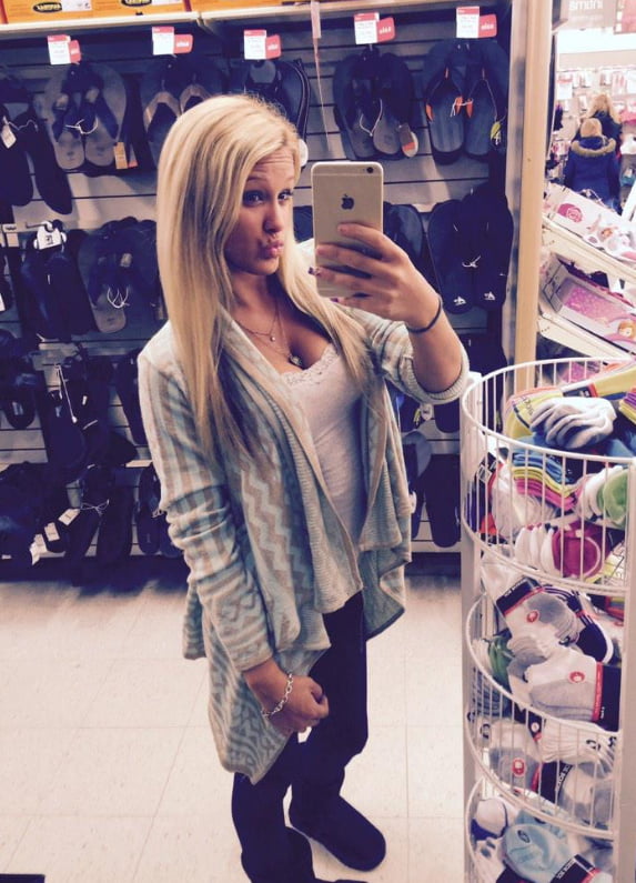 Poussin blond selfie
 #105936671