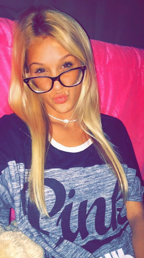 Poussin blond selfie
 #105936674