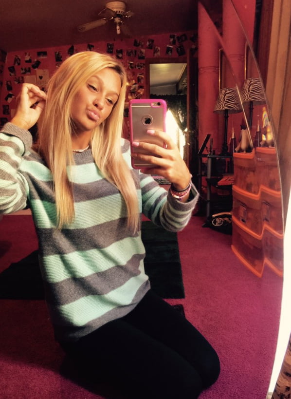 Poussin blond selfie
 #105936678