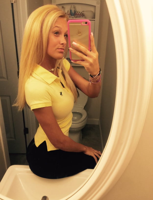 Poussin blond selfie
 #105936684