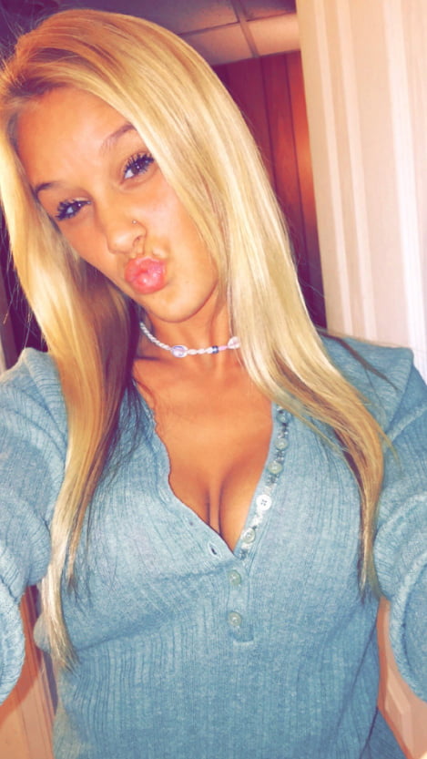 Poussin blond selfie
 #105936690