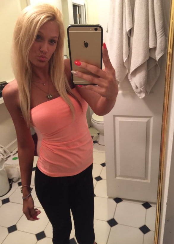Poussin blond selfie
 #105936693